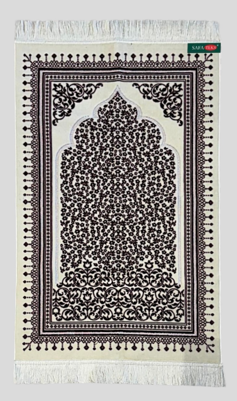 سجادة صلاة كريمية مزخرفة بزخارف بنية فاخرة