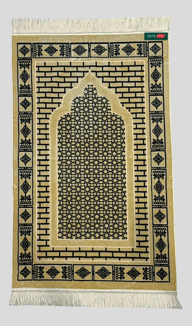 سجادة صلاة ذهبية بنقوش سوداء
